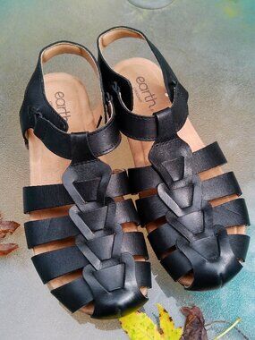 EARTH BLACK LEATHER SHOES LIKE NEW SIZE 8